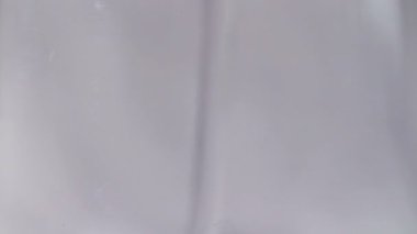 saydam bir cam içine su döktü.