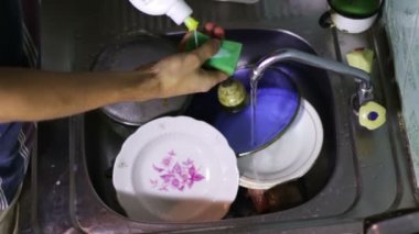 Evde mutfakta bulaşık.