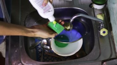 Bulaşık yıkayan adam