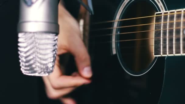 Gravação de guitarra acústica no Estúdio . — Vídeo de Stock