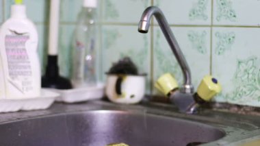 bir musluk damlayan su