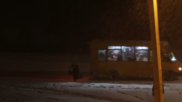 Tempête d'hiver dans la rue le soir .