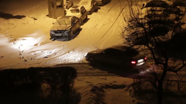 Blizzard, şehir sokak akşam kar fırtınası. — Stok video