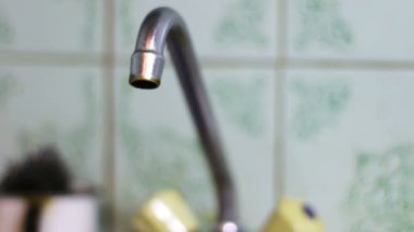 Bir musluk damlayan su