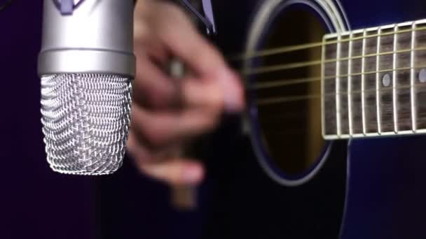 Tocar la guitarra acústica en el estudio — Vídeo de stock