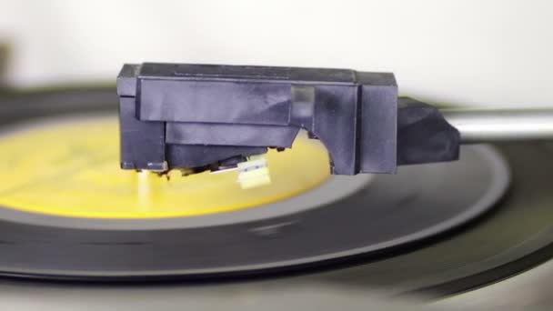 Oude Vinyl Record spelen — Stockvideo