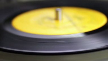 Oynayan eski vinil kaydı