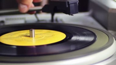 Oynayan eski vinil kaydı