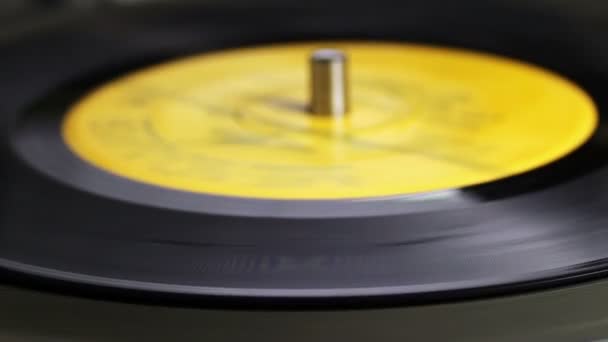 재생 하는 오래 된 비닐 레코드 — 비디오
