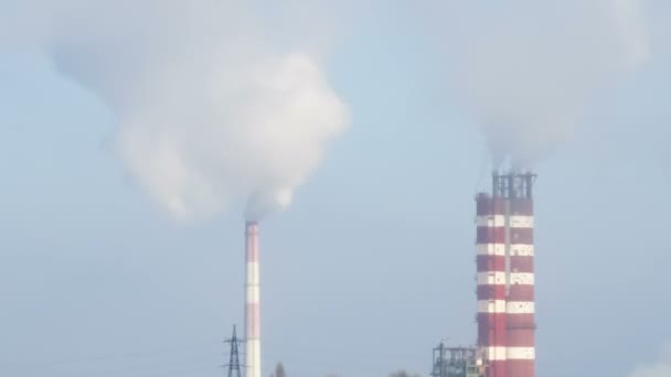 Fumaça de tubulações da planta industrial na cidade . — Vídeo de Stock