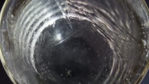 Vattnet fryser i genomskinligt glas. — Stockvideo