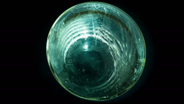 L'acqua si congela in un bicchiere si trasforma in ghiaccio . — Video Stock