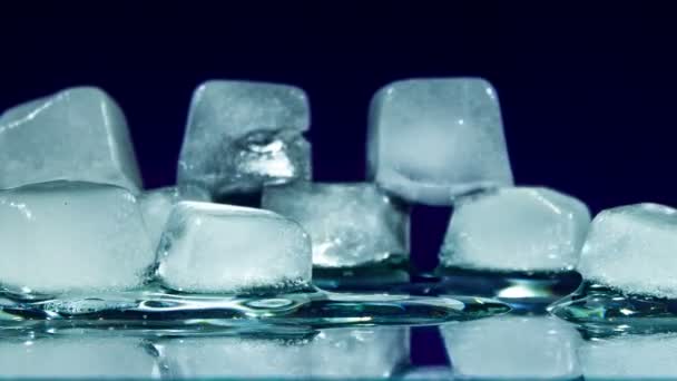 Topnienia kostki lodu i ruchu na powierzchni szkła — Wideo stockowe