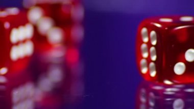 Kırmızı Casino Dice küpleri bir cam masa üzerinde oynama.