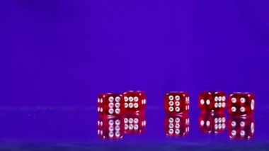 Kırmızı Casino Dice küpleri bir cam masa üzerinde oynama.