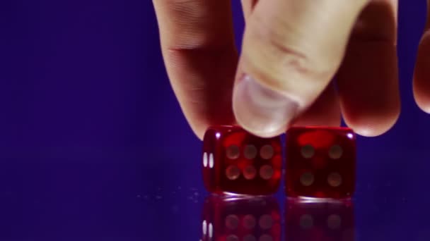 Jugar cubos de dados de casino rojo en una mesa de vidrio . — Vídeo de stock