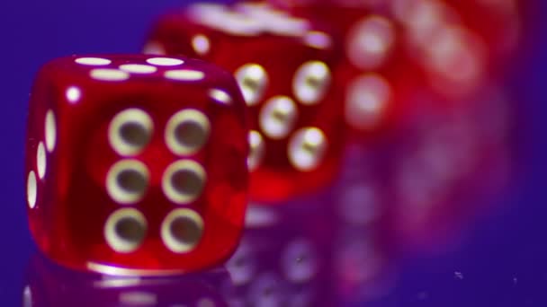 Rote Casino Würfel auf einem Glastisch spielend. — Stockvideo