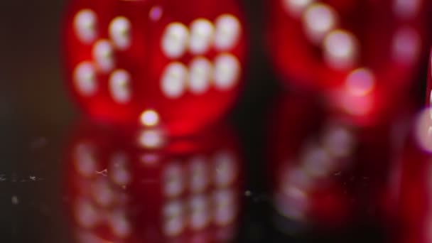 Jouer rouge Casino dés cubes sur une table en verre . — Video