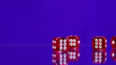 Kırmızı Casino Dice küpleri bir cam masa üzerinde oynama.
