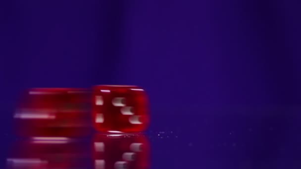 Jugar cubos de dados de casino rojo en una mesa de vidrio . — Vídeo de stock