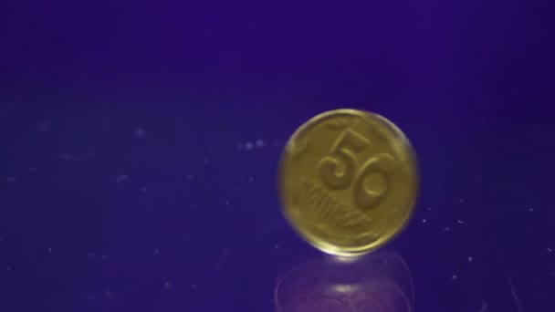 Pièce tournant sur une table en verre .