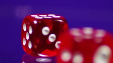 Kırmızı Casino Dice küpleri bir cam masa üzerinde oynama.