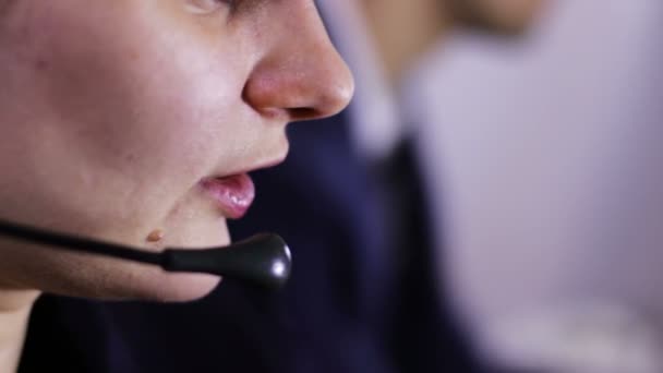 Operador del centro de llamadas que habla con el cliente — Vídeos de Stock