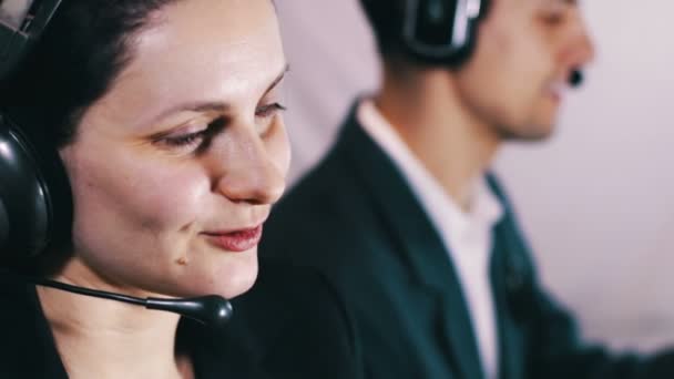 Call Center operátor ügyfél beszél — Stock videók