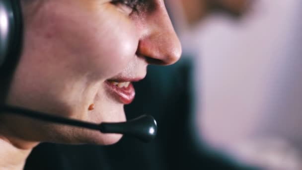 Müşteri ile konuşurken çağrı merkezi operatörü — Stok video
