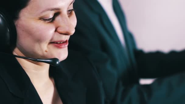 Telefonista do Call Center conversando com o cliente — Vídeo de Stock