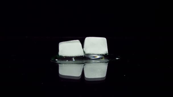 Ice Cube smelten en bewegen op een glazen oppervlak — Stockvideo