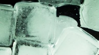 Küp buz erime ve cam yüzey üzerinde hareket