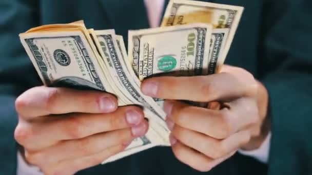 Бізнесмен рахує гроші в руках . — стокове відео