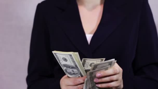 Επαγγελματίες γυναίκες μετράει χρήματα στα χέρια. — Αρχείο Βίντεο