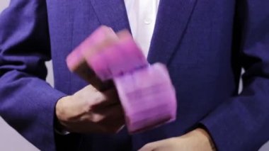 İşadamı Wads elinde para ile.