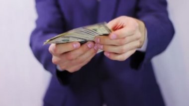 işadamı para sayar