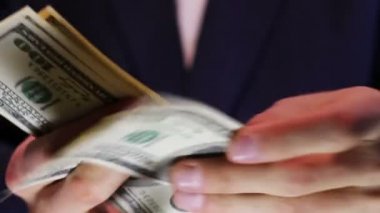 iş adamı elinde para sayar.