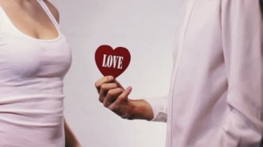 Dostum verir bir kızı seviyorum.