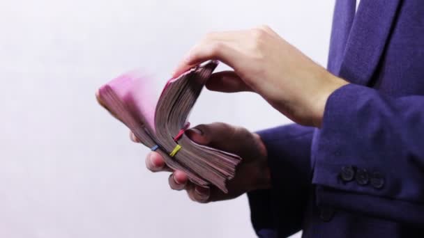 Homme d'affaires avec des liasses d'argent dans les mains . — Video