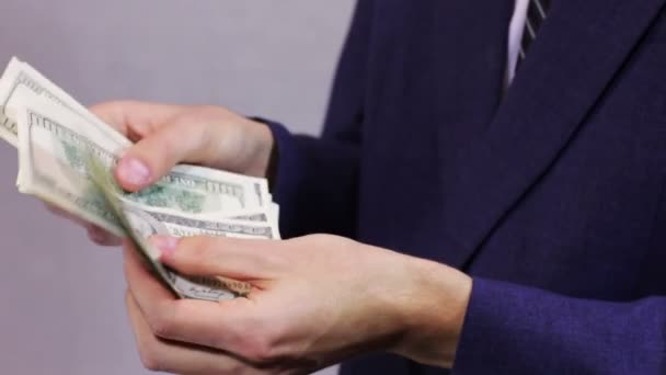 Бізнесмен Підраховує кількість грошей — стокове відео