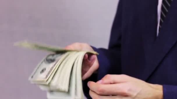 Przedsiębiorców liczy pieniądze w ręce. — Wideo stockowe