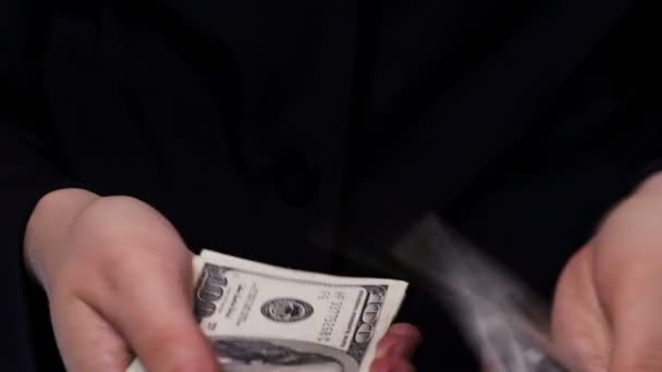 Бізнес Жінки рахують гроші в руках . — стокове відео