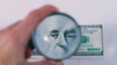 yüz dolar Büyüteç altında