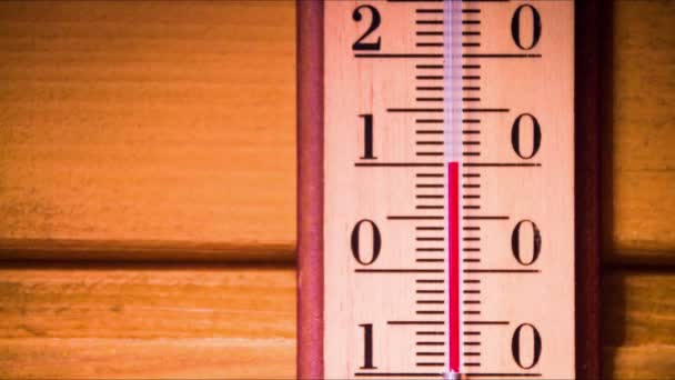 Temperatuur stijgt op een thermometer — Stockvideo
