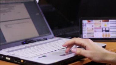 Bilgisayar laptop ahşap masa üzerinde metin yazarak adam