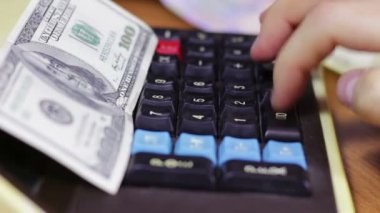 Eski Hesap makinesinde sayma işadamı