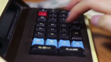 Vintage Hesap makinesinde sayma işadamı