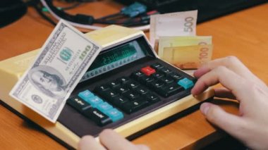 Retro hesap makinesi üzerinde para sayma