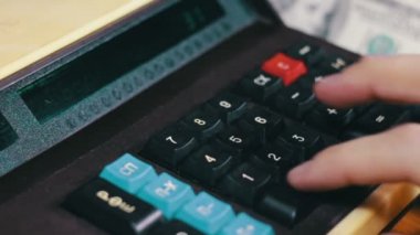 Eski bir hesap makinesi üzerinde para sayma