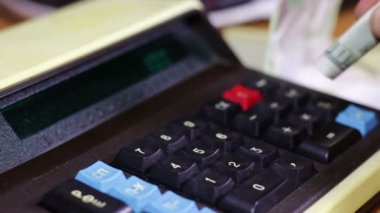 Retro hesap makinesi üzerinde para sayma